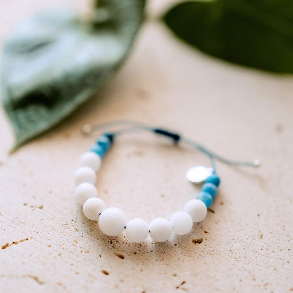 weißes Perlenarmband für Achtsamkeit