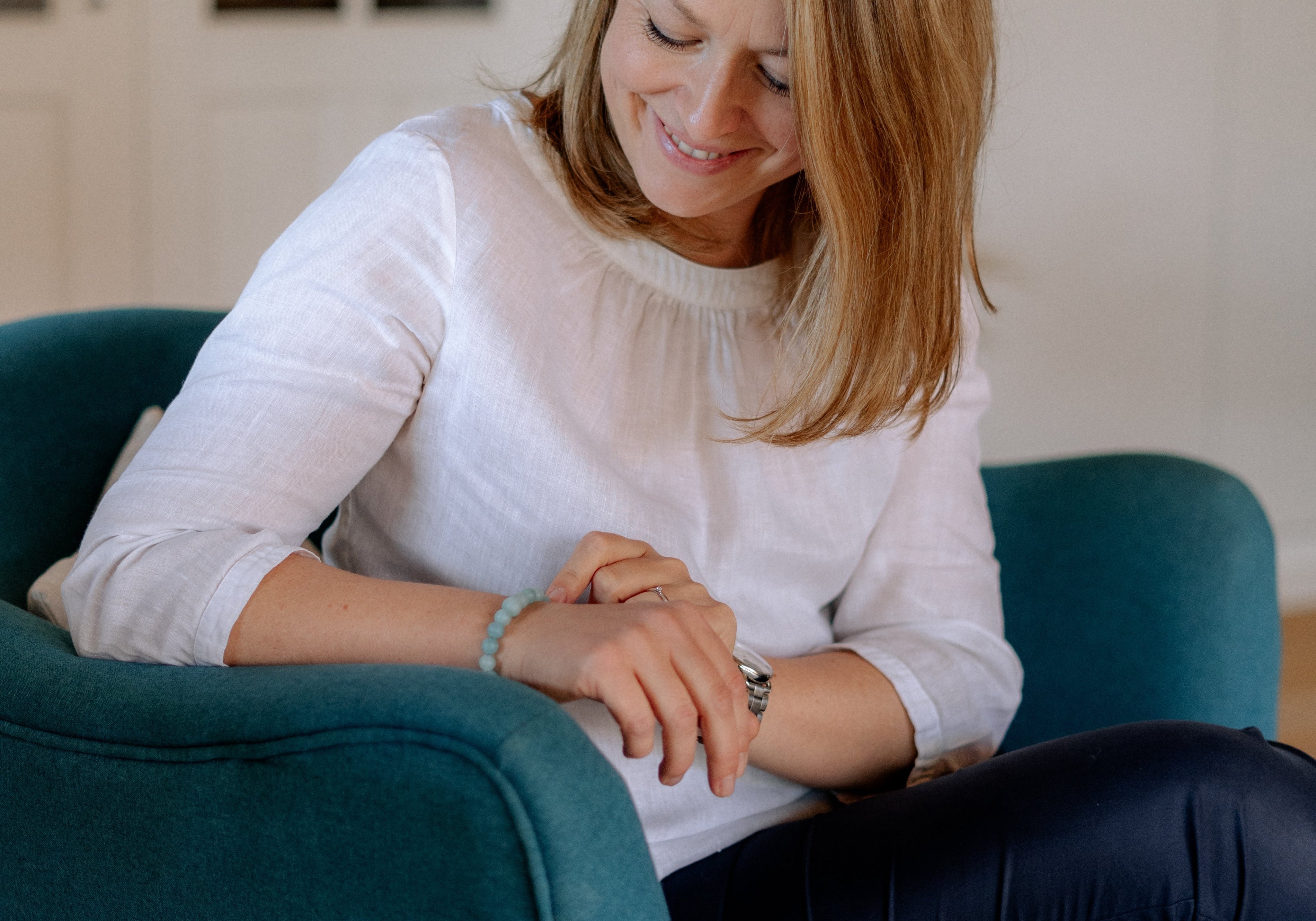 Maria Asböck mit einem ReMinder- Armband