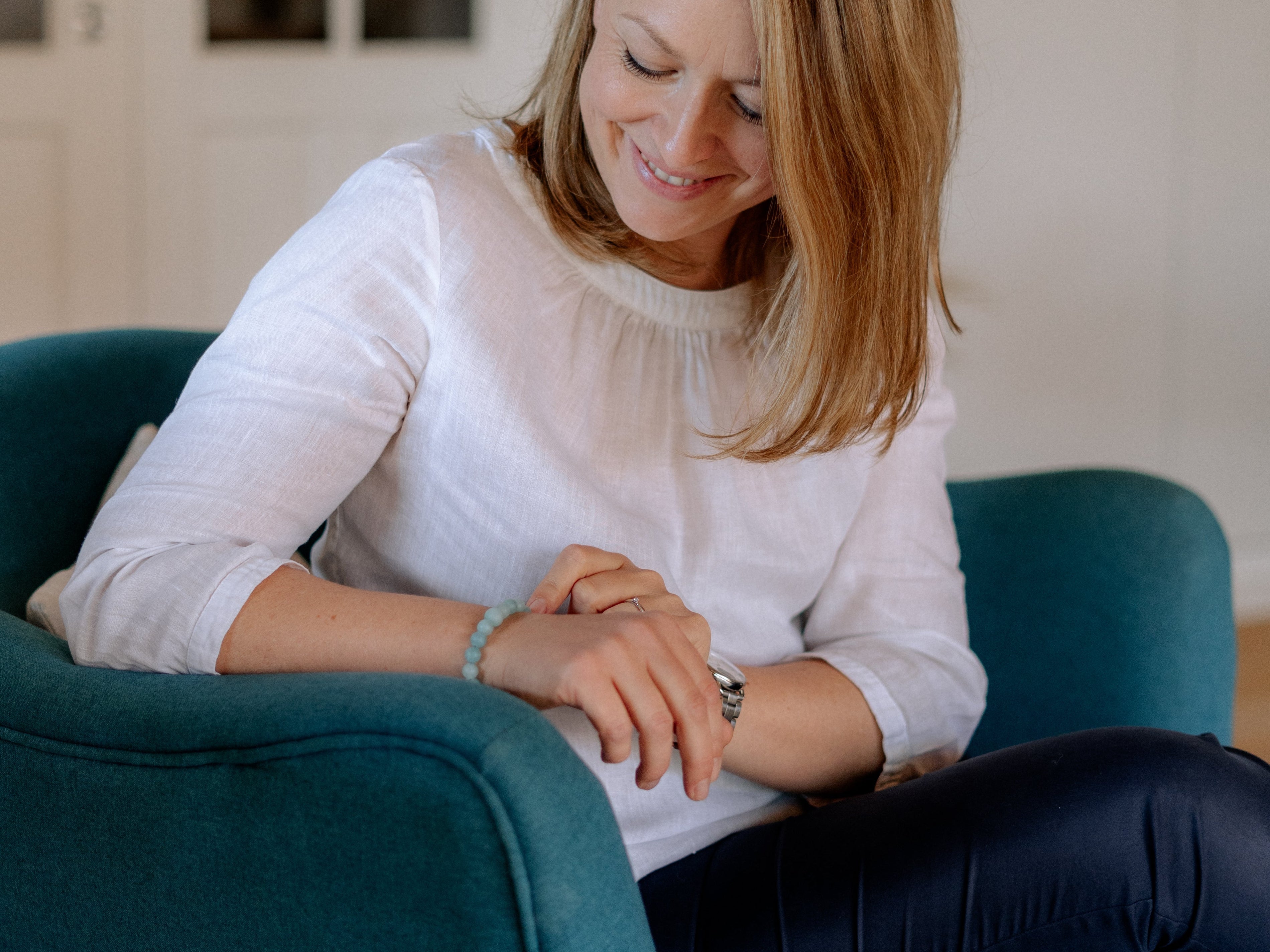 Maria Asböck mit einem ReMinder- Armband