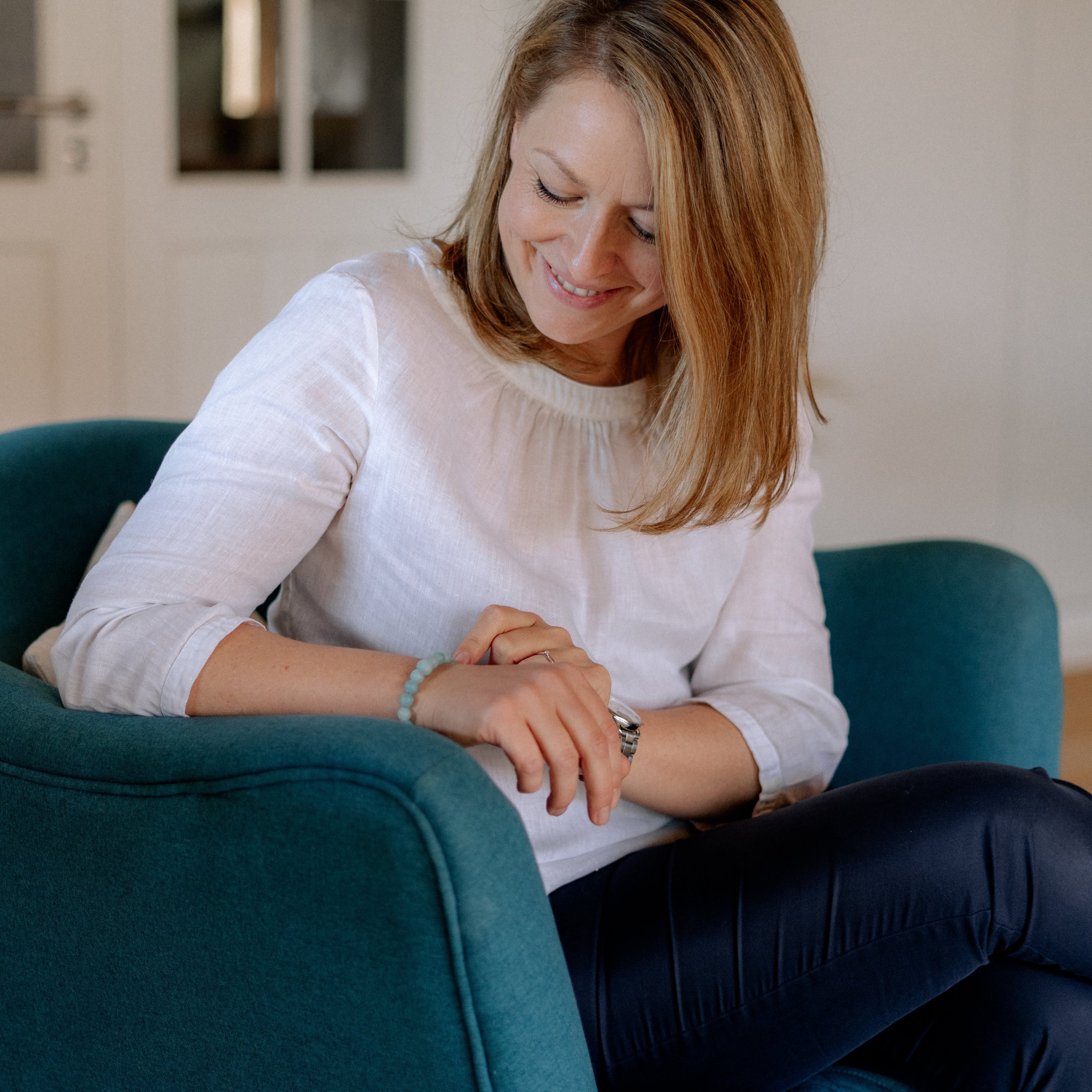 Maria Asböck mit einem ReMinder- Armband