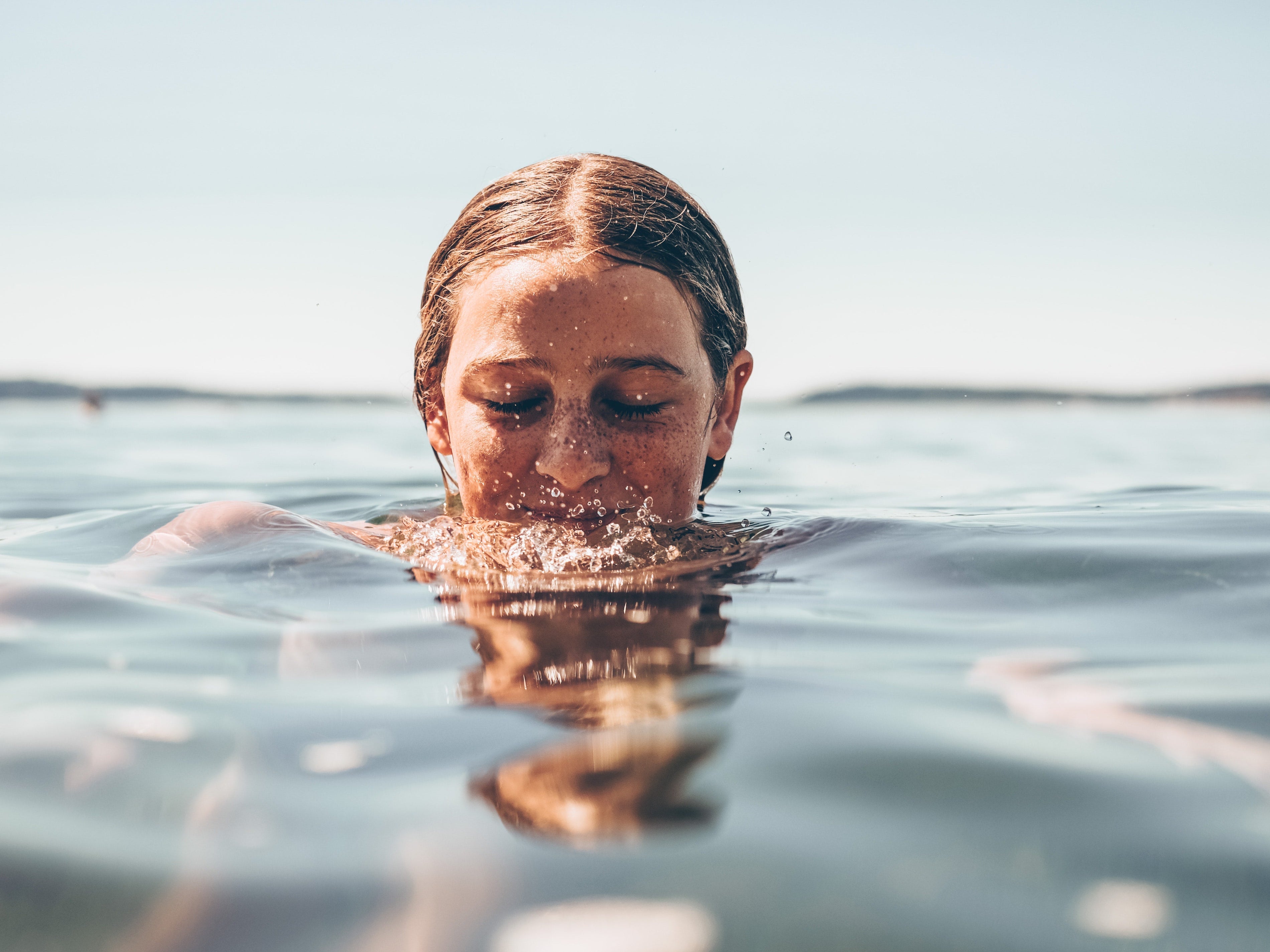 Frau schwimmt im Wasser und entspannt